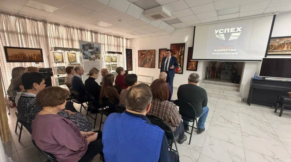 ПРОТВИНО. В Выставочном центре поздравил его сотрудников с Днём работников культуры.