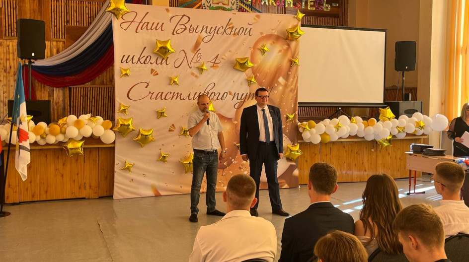 КАШИРА. Вместе с участником СВО Сергеем СЫЧЁВЫМ поздравил выпускников школы №4 с окончанием средней школы.