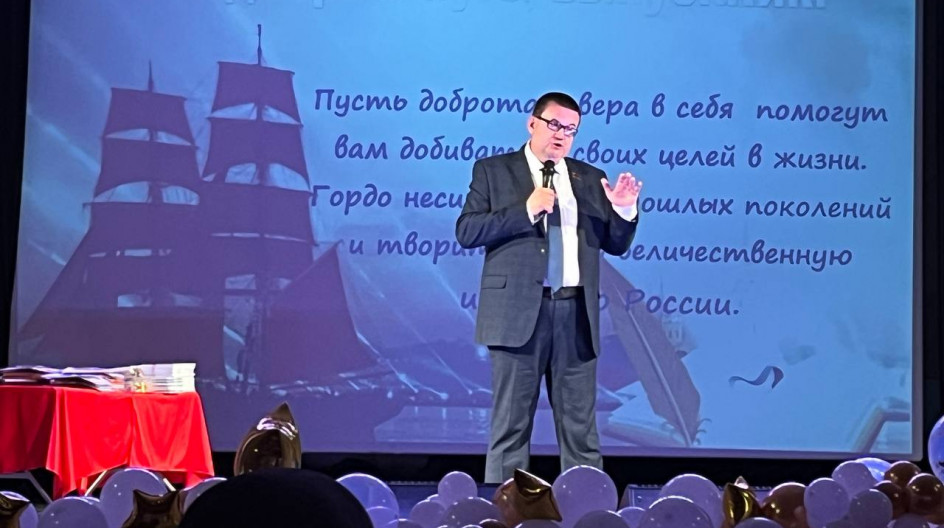 ОЖЕРЕЛЬЕ. Вместе с руководителем волонтерского центра локомотивного депо «Ожерелье» Дмитрием КОТУСОВЫМ поздравил выпускников школы №10 с окончанием основной школы.