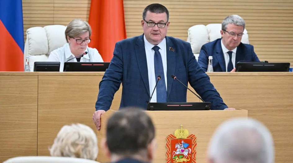 На 115-и заседании Мособлдумы представил вместе с министром социального развития региона Андреем Кирюхиным проект закона