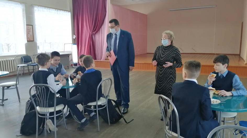 ОЖЕРЕЛЬЕ. Андрей Голубев проверил организацию горячего питания в школе №10