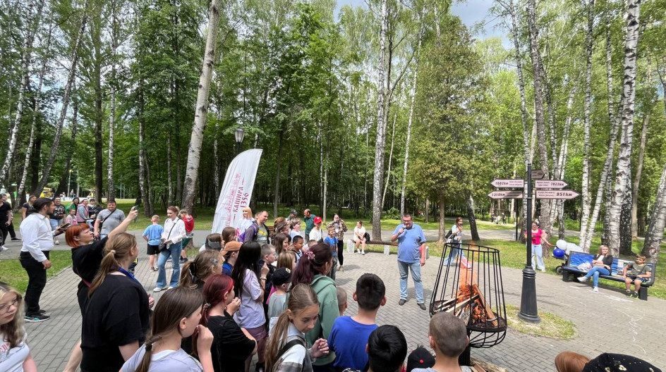 КАШИРА. В городском парке Каширы-2 поздравил с Днём защиты детей мальчишек и девчонок, а также их родителей, которые собрались на площадке благотворительного Фонда содействия развитию Каширского района.