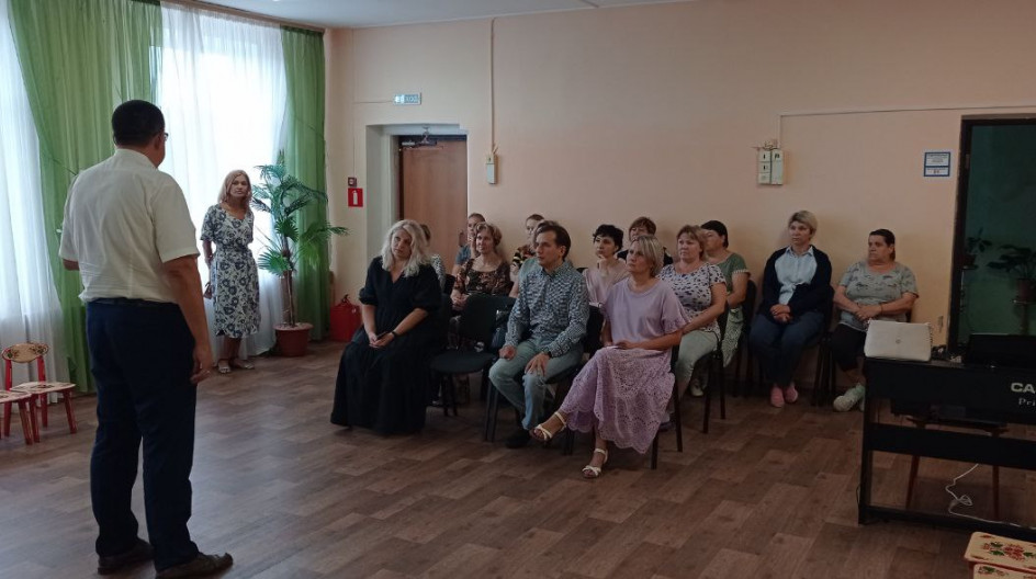 ЛУЖНИКИ. Андрей Голубев исполнил наказы сельского детсада и встретился с коллективом вместе с активистами партии Единая Россия