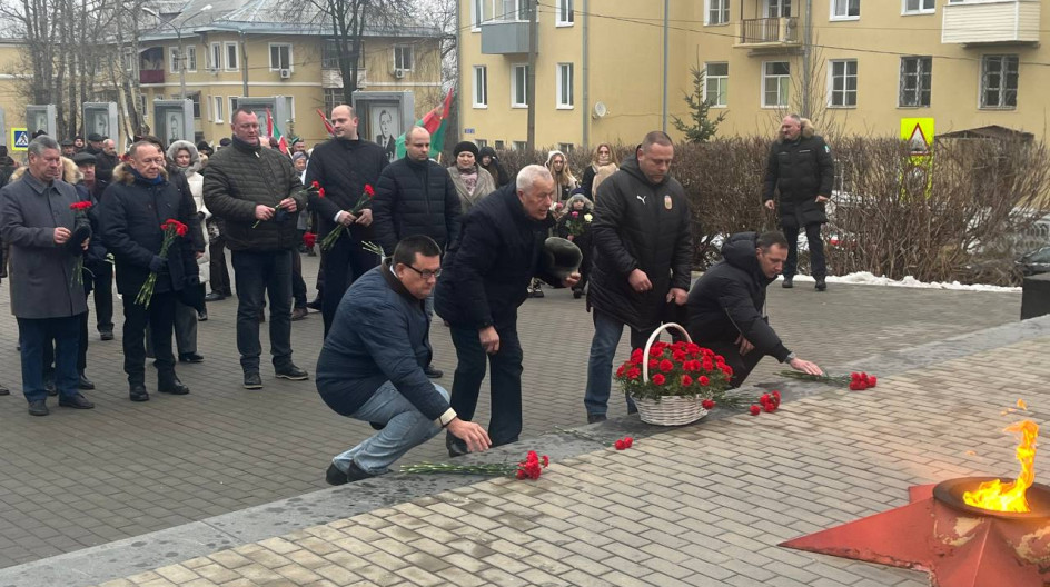 КАШИРА . Почтил память павших героев у Вечного огня мемориала каширянам погибшим в Великой Отечественной войне на Аллее Героев.