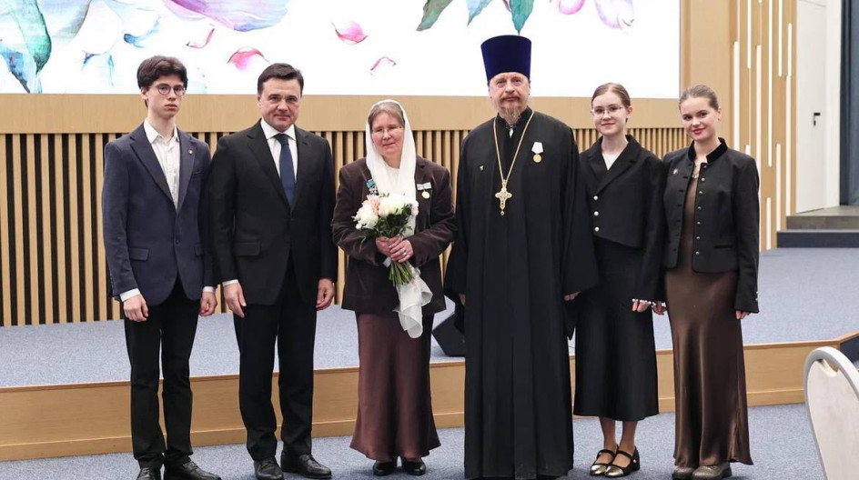 Принял участие в торжественном мероприятии, посвящённом Дню матери, которое прошло в Доме правительства.