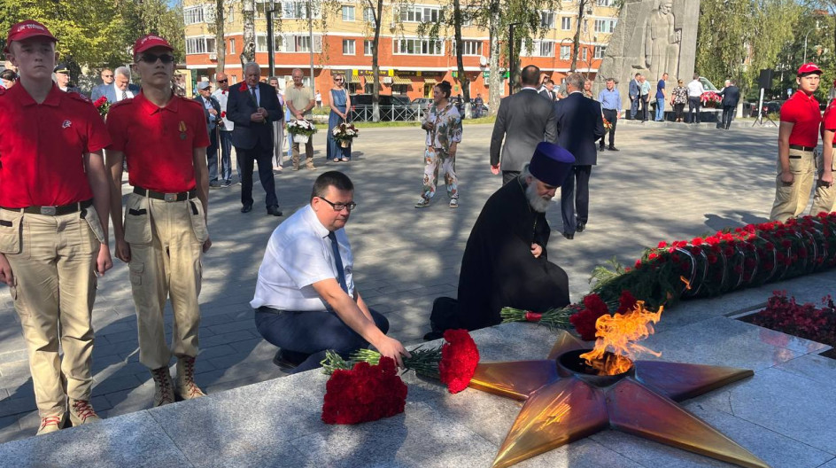СТУПИНО. В день города вместе с главой городского округа Сергеем Мужальских, депутатами фракции Единая Россия, жителями городского округа возложил цветы к Вечному огню и мемориалам в сквере Героя Советского Союза Владимира Полякова.