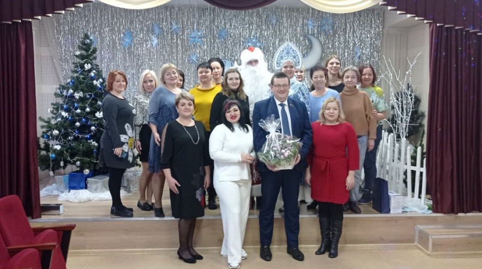 СТУПИНО. В хороводе с Дедом Морозом и Снегурочкой Андрей Голубев встретил  наступающий Новый год с коллективом Дома детского творчества в Ступино .