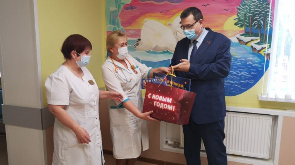 КАШИРА. Андрей Голубев передал подарки в "Добрую комнату".