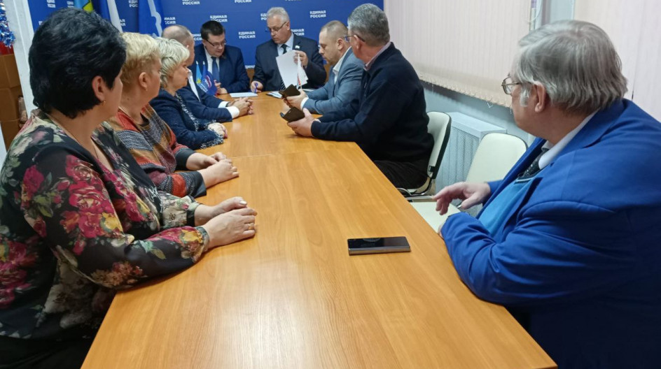 КАШИРА. Вместе с коллегами - местными депутатами, провели заседании фракции партии Единая Россия в Общественной приемной.