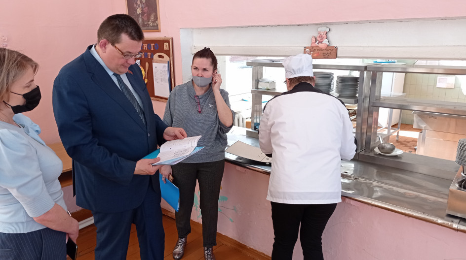 ГОРОДИЩЕ. Андрей Голубев проверил качество питания в сельской школе