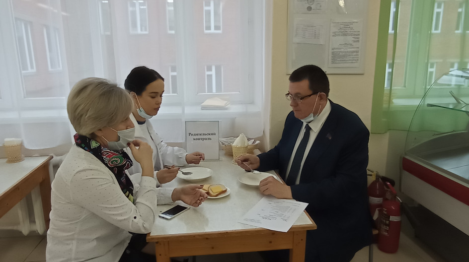 ПУЩИНО. Областной депутат провёл мониторинг школьного питания в школе №1