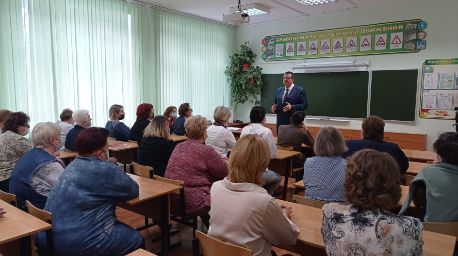 ПУЩИНО. Андрей Голубев помогает школе №1