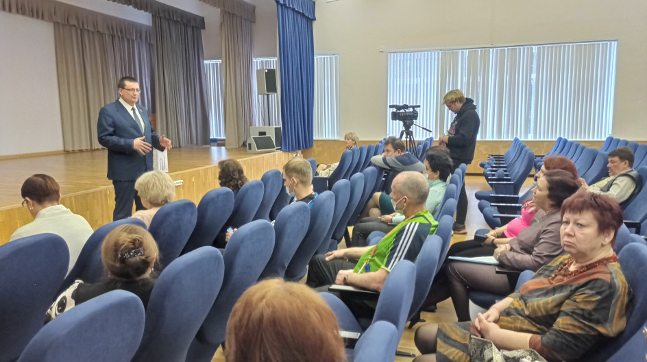 ПУЩИНО. Андрей Голубев исполнил наказы коллектива школы №3