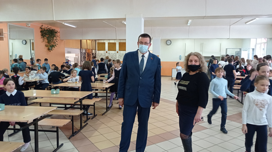 ПУШИНО. Андрей Голубев проверил качество горячих завтраков в школе №3
