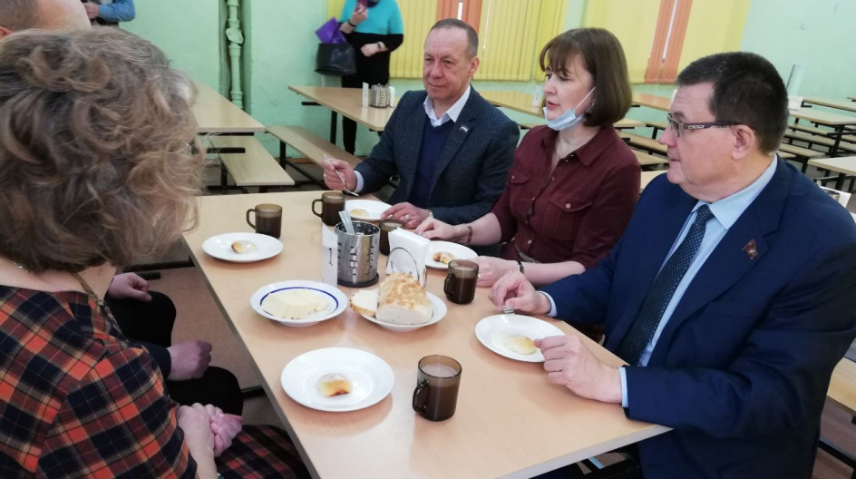 БОГАТИЩЕВО. Андрей Голубев проверил организацию питания учащихся в сельской школе