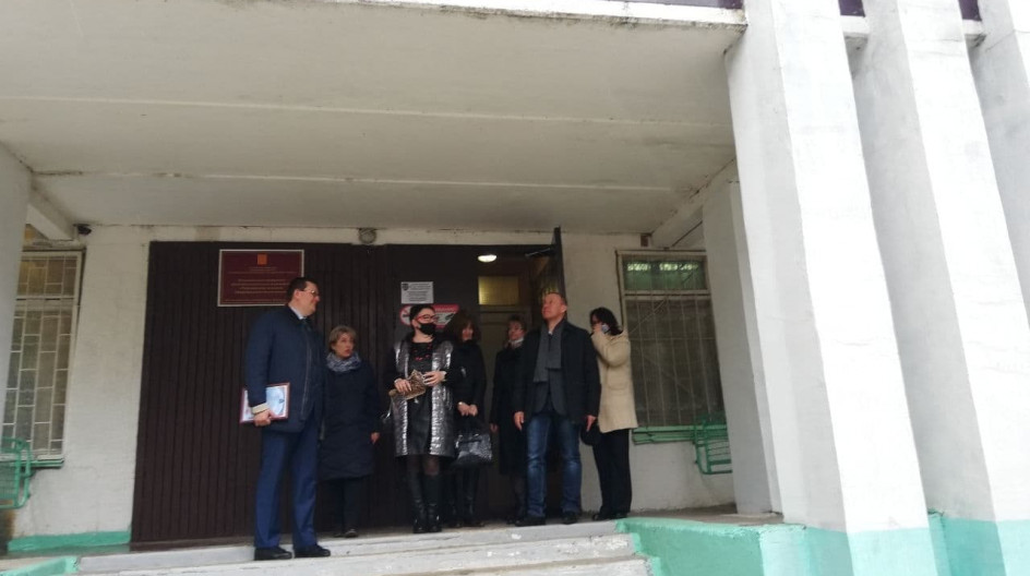 ТОПКАНОВО. Ремонт крыльца сделан, новые наказы приняты - Андрей Голубев посетил сельскую школу