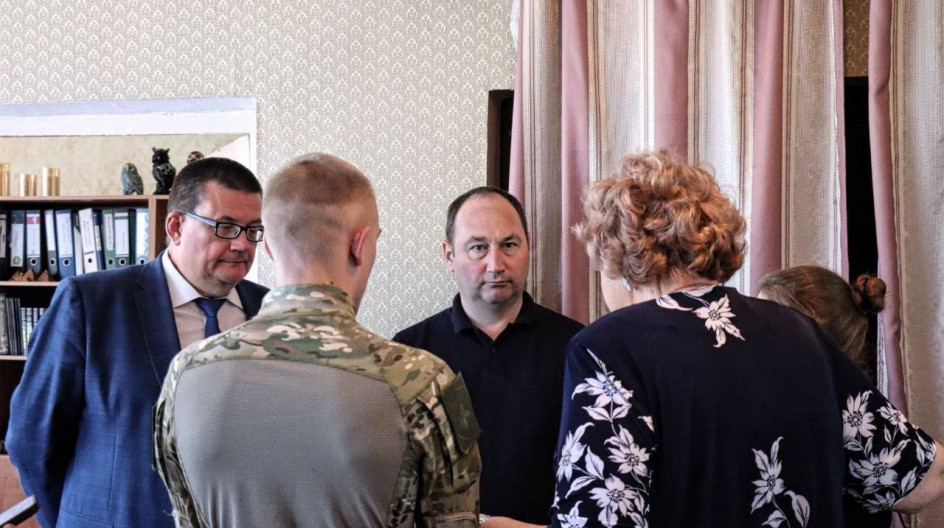 СТУПИНО. Вместе с главой городского округа Ступино Сергеем Мужальских встретился с  участником специальной военной операции и его невестой, обсудили необходимую помощь.