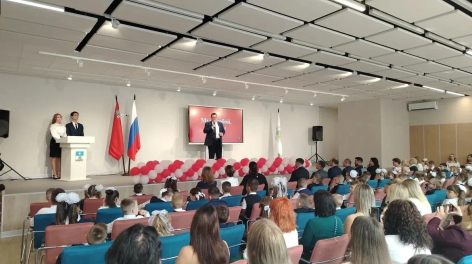 КАШИРА. Принял участие в торжественной линейке, посвящённой Дню знаний, в школе с углублённым изучением отдельных предметов № 7 после завершения капитального ремонта