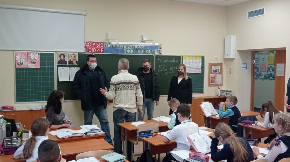 МИХНЕВО. На этой неделе по поручению фракции "Единая Россия" Андрей Голубев  продолжил  мониторинг исполнения программы капитального ремонта учреждений образования.