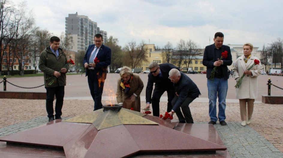 ПОДОЛЬСК. Цветы к Вечному огню
