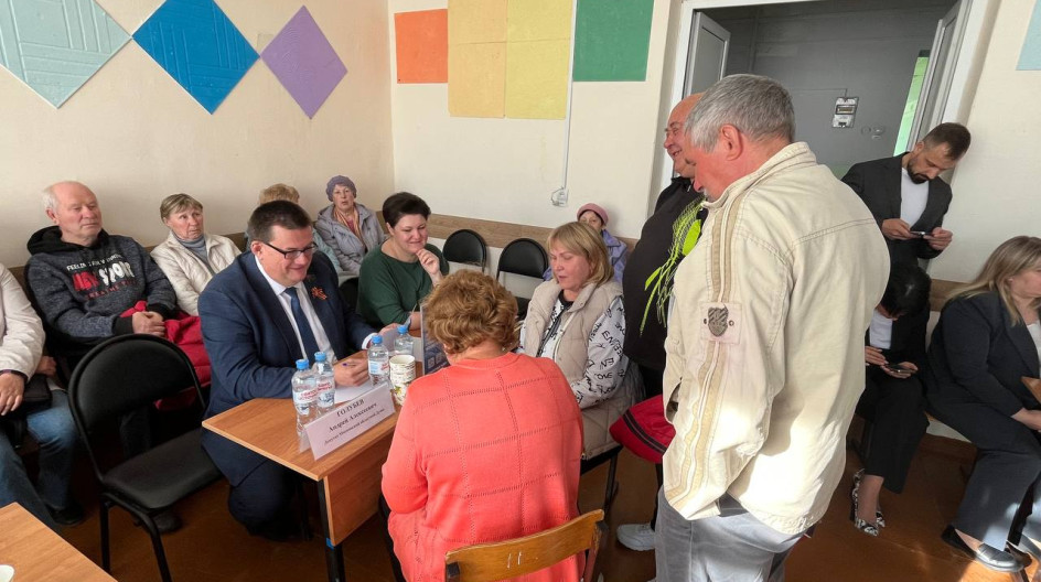 СТУПИНО. Провёл прием граждан в рамках «выездной администрации», которая прошла в филиале школы №2 на улице Колхозная.