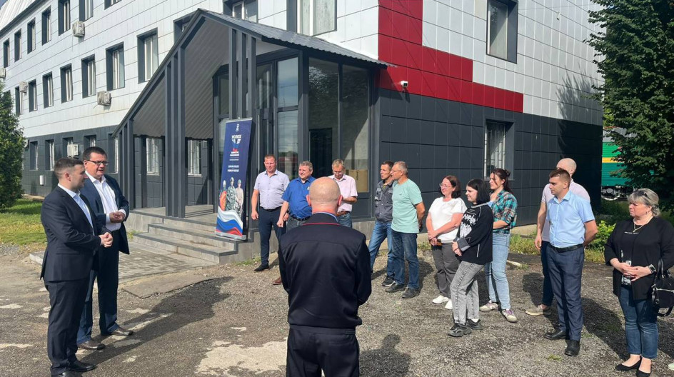 ОЖЕРЕЛЬЕ. Накануне Дня железнодорожника в рамках партийного проекта "Единой России" «Успех в единстве поколений» встретился с коллективом локомотивного депо.