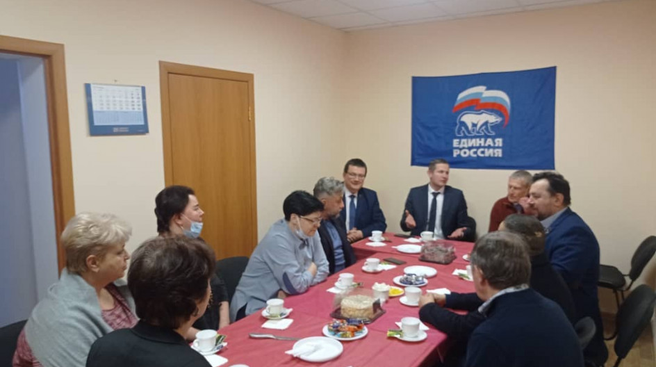 ПУЩИНО. Андрей Голубев поздравил ветеранов партии с её юбилеем.