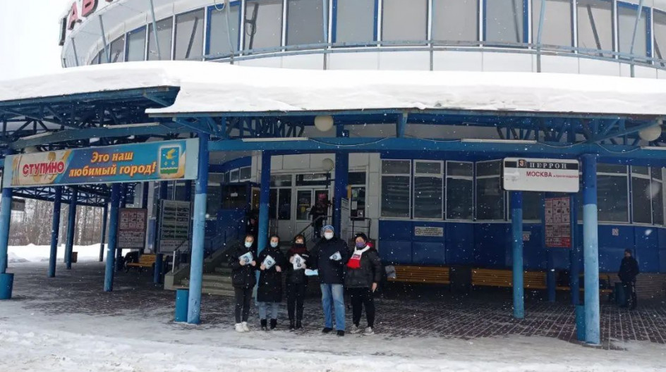 СТУПИНО. В рамках волонтерской деятельности А.Голубев с  волонтёрами «Единой России»  оценил  соблюдение санитарных ограничений, связанных с противодействием распространению коронавирусной инфекции на общественном транспорте на автовокзале города Ступино.