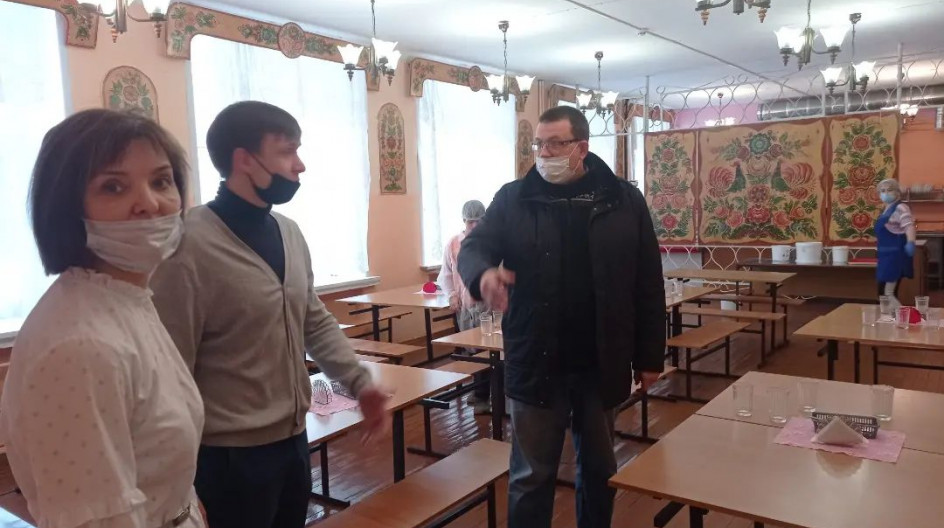 Ступино. Депутат Мособлдумы Андрей Голубев  вместе с представителями групп общественного контроля посетил школу  №1 .
