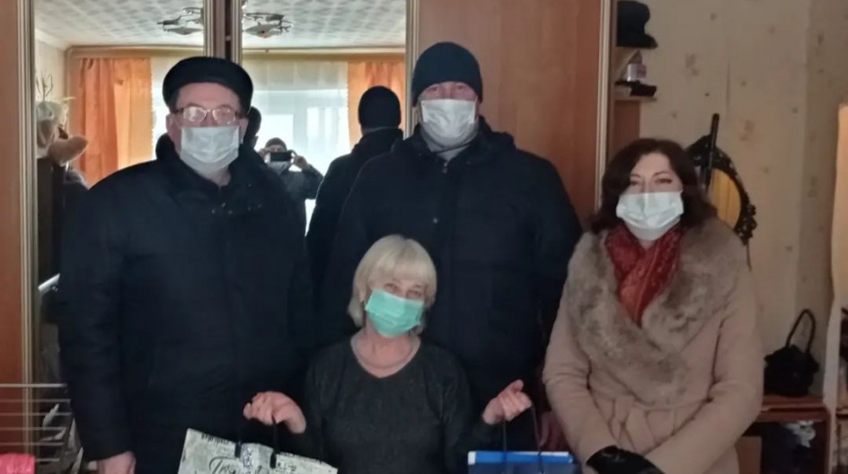 ОЖЕРЕЛЬЕ. В рамках волонтерской деятельности Андрей Голубе вместе с волонтерами Локомотивного депо посетил на дома ветерана-железнодорожника Марию Валентиновну Паневу.