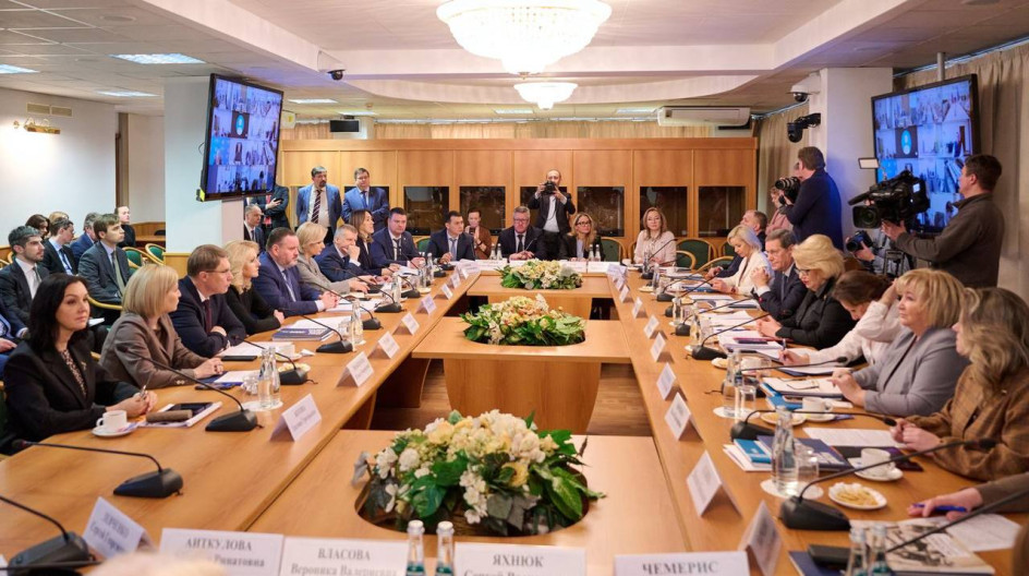 Принял участие в презентации в режиме ВКС.
