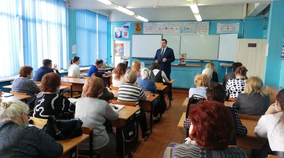 ОЗЁРЫ. Андрей Голубев помог школе №3 в утеплении окон и приобретении новой мебели