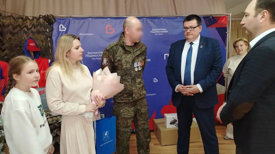 СТУПИНО. Поддержка защитников — в приоритете. В молодёжном центре «Армеец» вместе с Главой городского округа Ступино, секретарём местного отделения партии «Единая Россия» Сергеем Мужальских встретился с участником специальной военной операции.