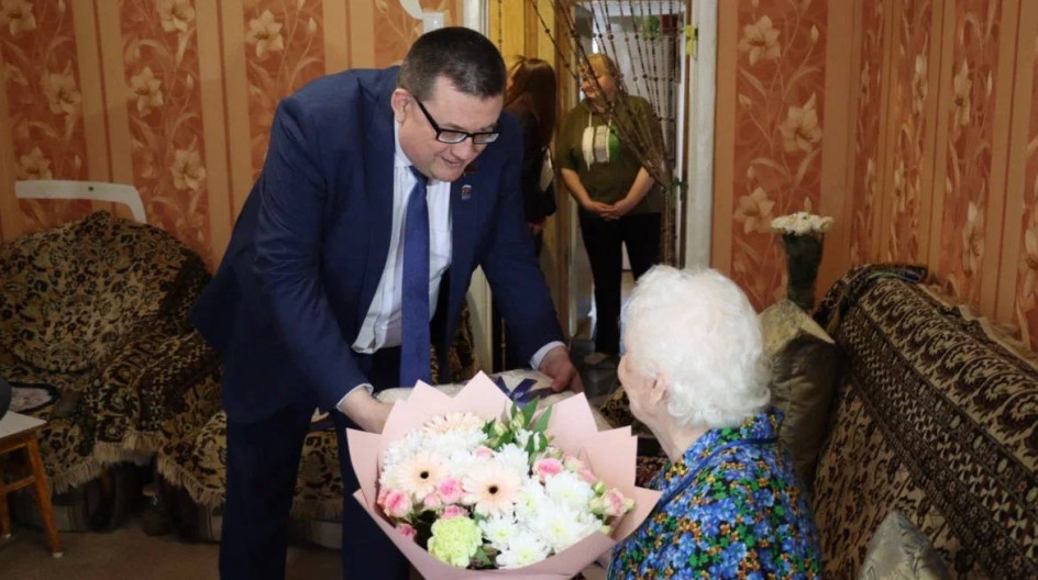 СТУПИНО. Поздравил с 95-летним юбилеем Николаеву Анастасию Григорьевну.