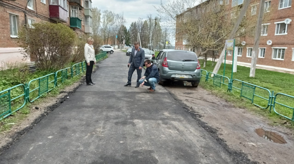 ТАРАСКОВО. На контроле у депутата. Андрей Голубев проверил выполнение работ на ул. Комсомольская, 27 в Тарасково