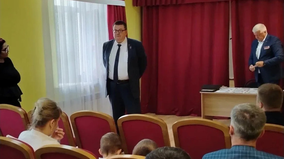 ОЖЕРЕЛЬЕ. В рамках реализации программы партии «Единая Россия» «Успех V единстве поколений» встретился с волонтёрами Регионального общественного фонда