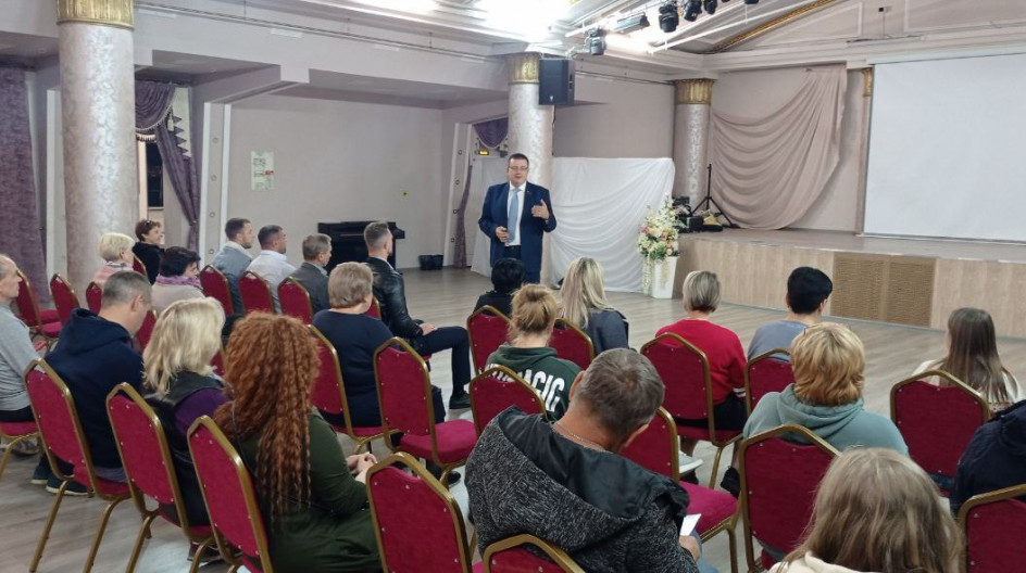 СТУПИНО. Андрей Голубев исполнил наказы дома культуры "Металлург" и  встретился с его коллективом,  вместе с местным депутатом и кандидатами от партии Единая Россия