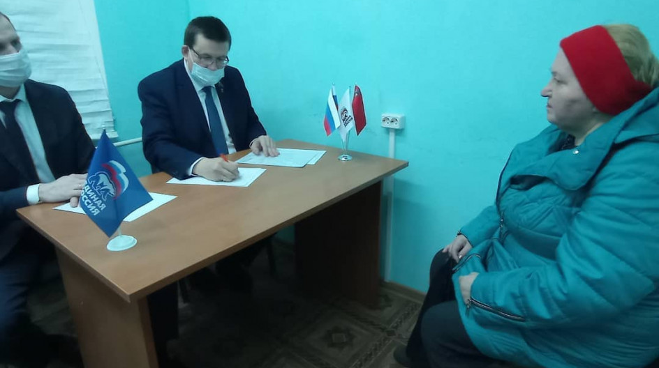 ПУЩИНО. В рамках декады приемов граждан, посвященной 20-летию партии"Единая Россия", Андрей Голубев провёл приём жителей наукограда Пущино совместно с секретарем местного политсовета партии Алексеем Воробьёвым.