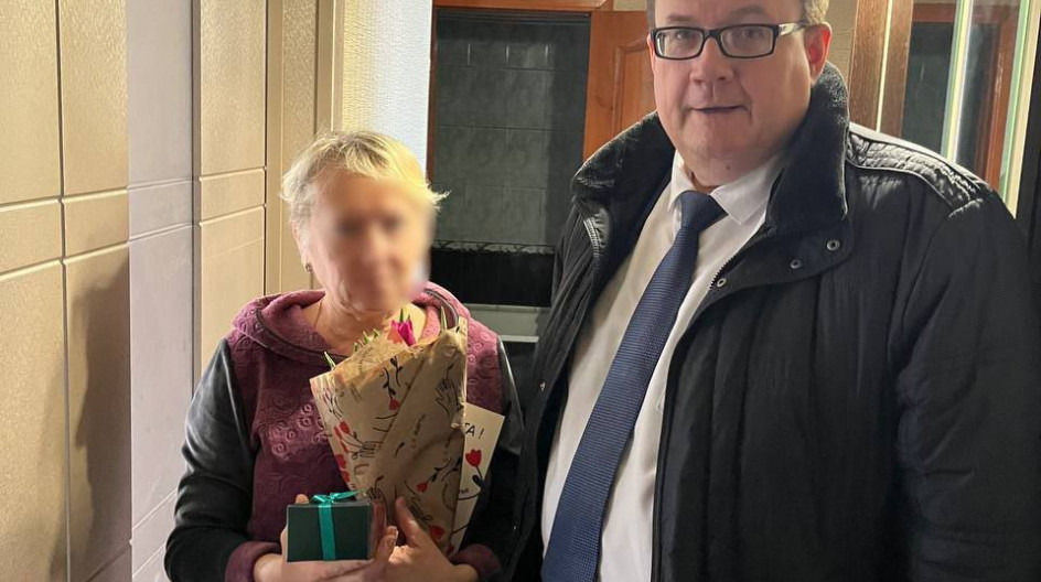 ОЖЕРЕЛЬЕ. Поздравил маму нашего защитника с наступающим Международным женским днем 8 марта