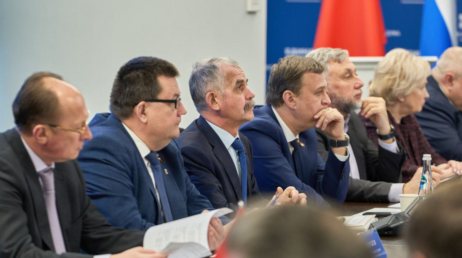 Принял участие в заседании фракции партии Единая Россия в Мособлдуме.