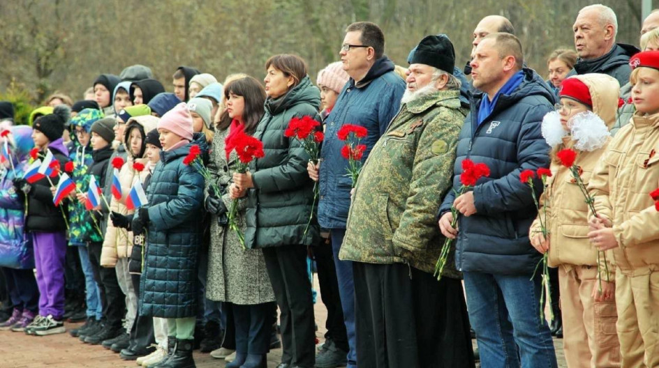 ЗЕНДИКОВО. В День народного единства принял участие в торжественном возложении цветов к Вечному огню на мемориале павших воинов в Зендиково