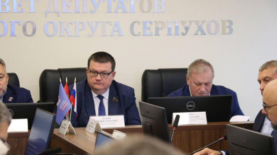 СЕРПУХОВ. Вместе с главой округа, секретарем местного отделения партии ЕДИНАЯ РОССИЯ Алексеем Шимко провели семинар посвященный работе депутатов фракции «Единая Россия» в Совете депутатов округа. ,