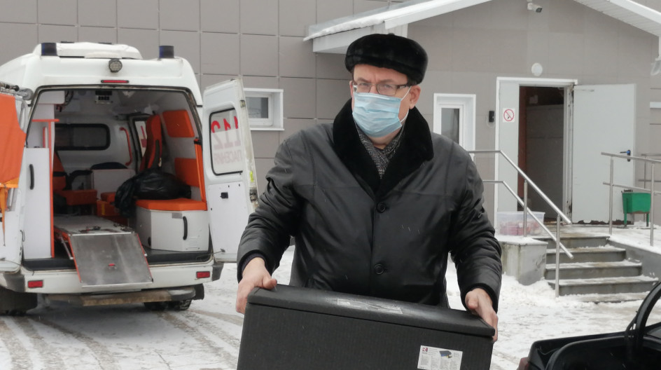 КАШИРА. Андрей Голубев приобрел и доставил медикам "красной зоны" очередную партию горячего питания на 16 человек