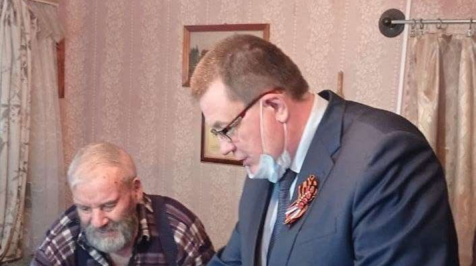 БУТУРЛИНО. «Знать, чтобы помнить!» Андрей Голубев поздравил с Днём Победы участника Великой Отечественной войны Василия Алексеевича Семенова