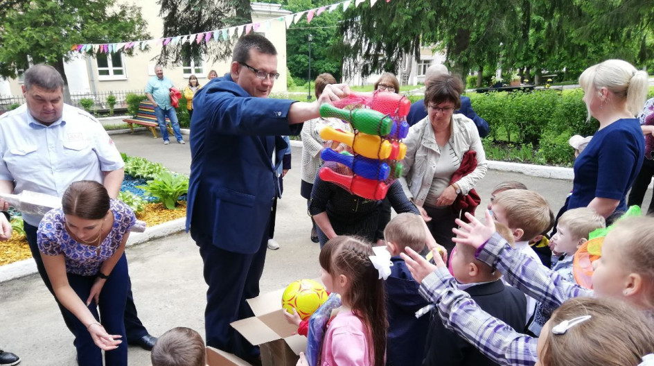 ЛИДЫ. В День защиты детей Андрей Голубев вместе с локомотивным депо организовали благотворительную акцию по вручению подарков детям из центра "Семья"
