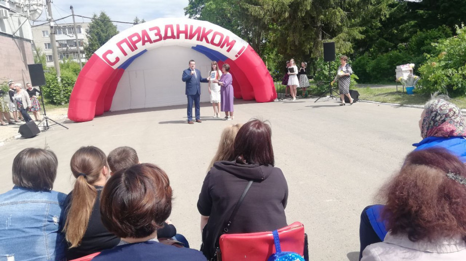 АЛФИМОВО. На Дне села в Алфимово депутат Мособлдумы Андрей Голубев вручил культработникам акустическую систему