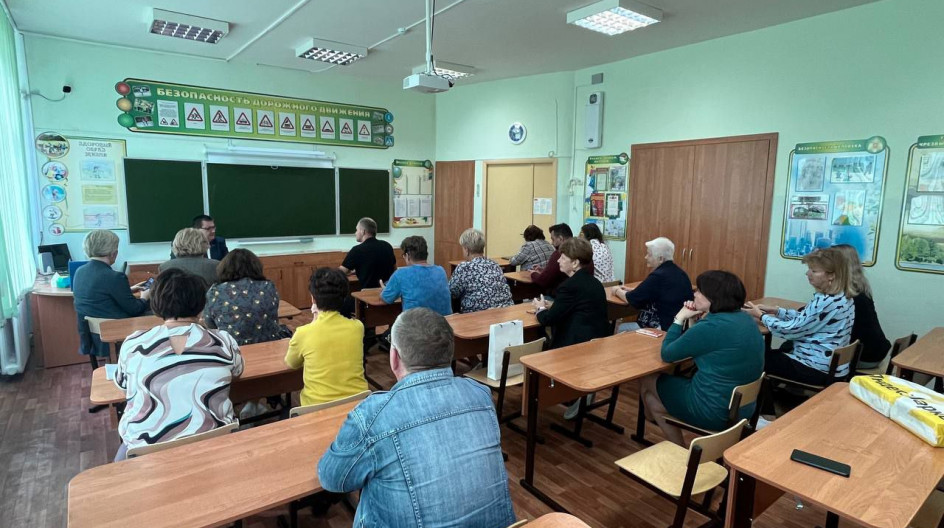 ПУЩИНО. Встретился с коллективом МАОУ СОШ №1 им. Щукина Н.Д. 