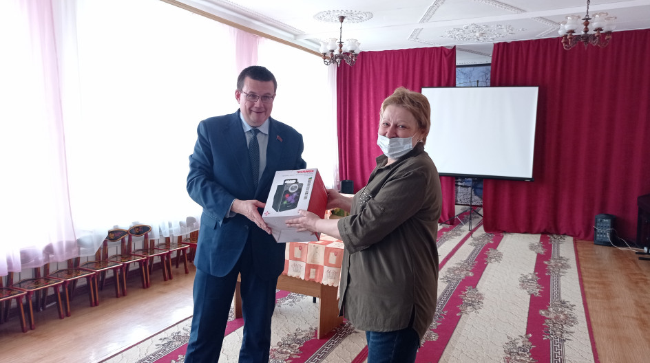 ДУБНЁВО. Стало теплее. Андрей Голубев помог заменить окна в детском саду с. Дубнёво городского округа Ступино