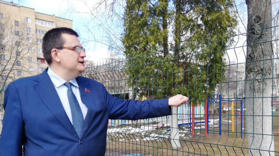 СТУПИНО. Депутат Мособлдумы Андрей Голубев решил вопрос по замене ограждения в детском саду №7 «Радуга»