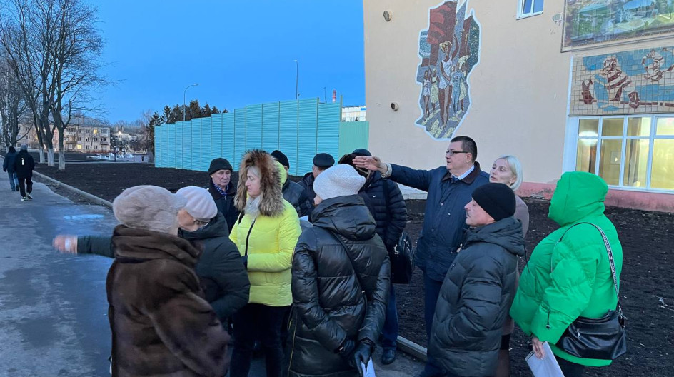 КАШИРА. С инициативной группой каширян и представителями администрации города провели собрание по определению места установки бюста Почетному гражданину города Кашира Елисееву Николаю Петровичу.